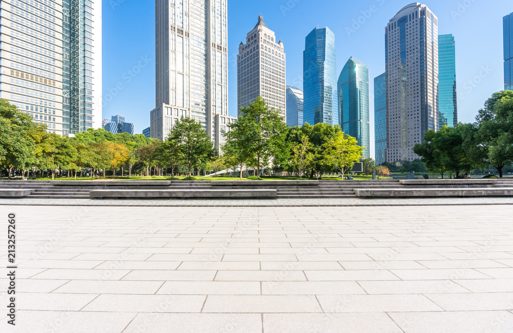 城市天际线全景，空荡荡的广场