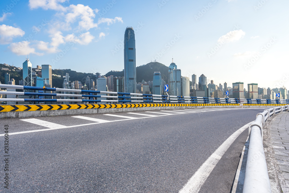 城市天际线空沥青路