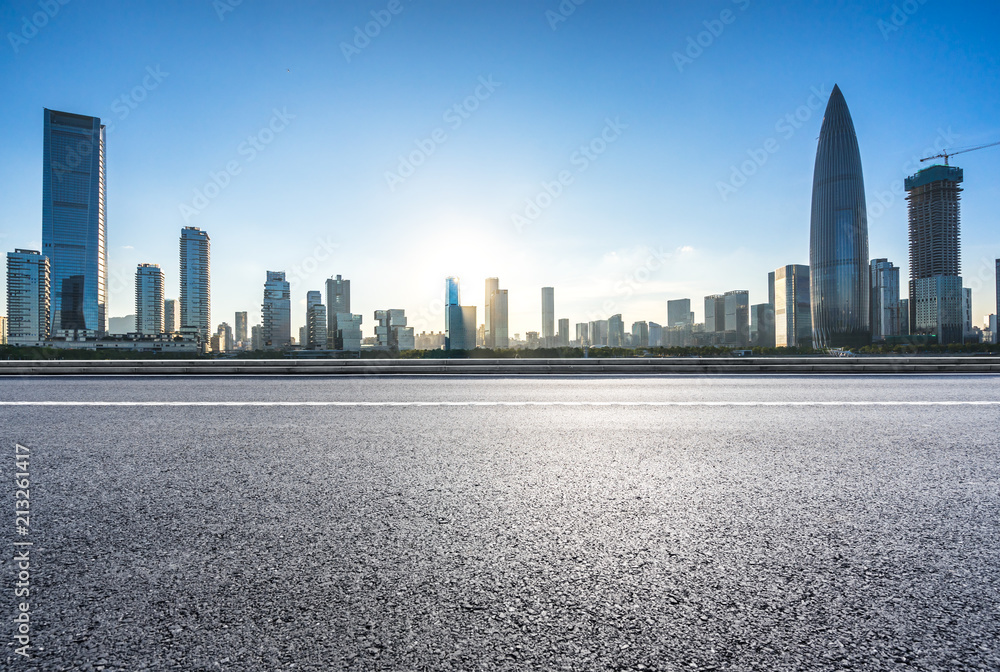 城市天际线的空柏油路