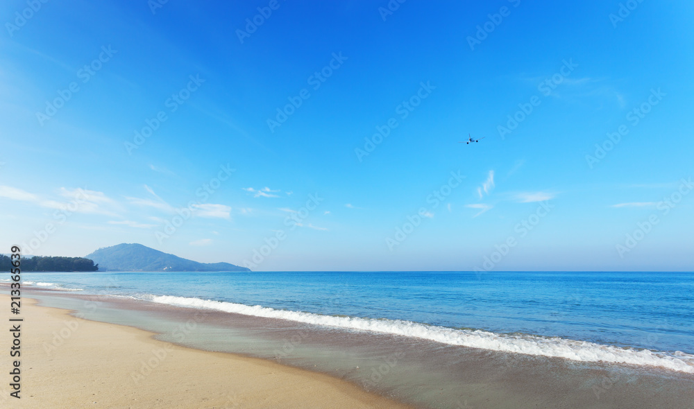 麦考海滩附近的热带安达曼海景和普吉岛沙滩上的海浪