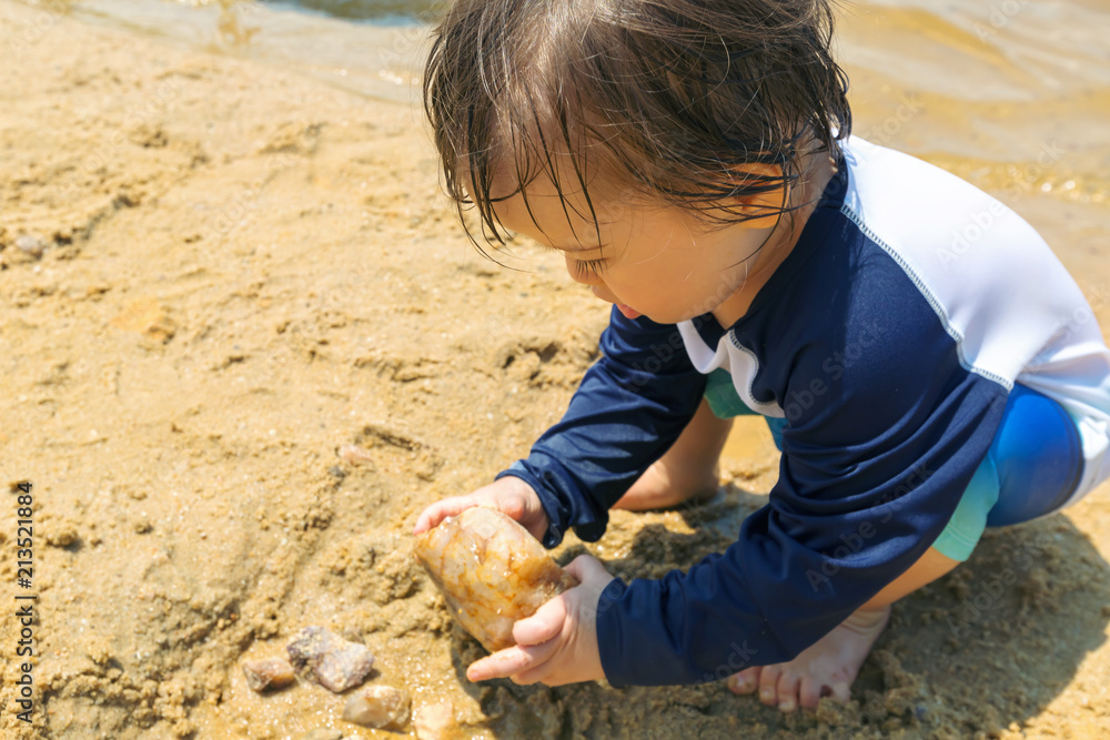 在沙滩上玩耍的幼童