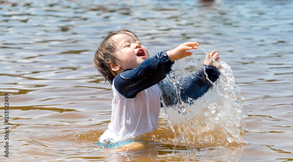 一个夏天在一个大湖里游泳的幼童