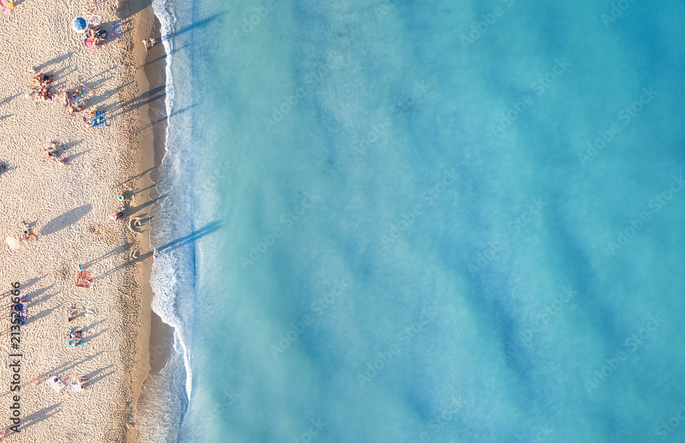 海滩鸟瞰图。夏季美丽的自然海景