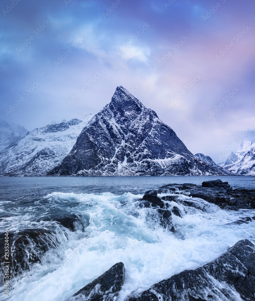 暴风雨和多云天气期间的海景。挪威的自然海景