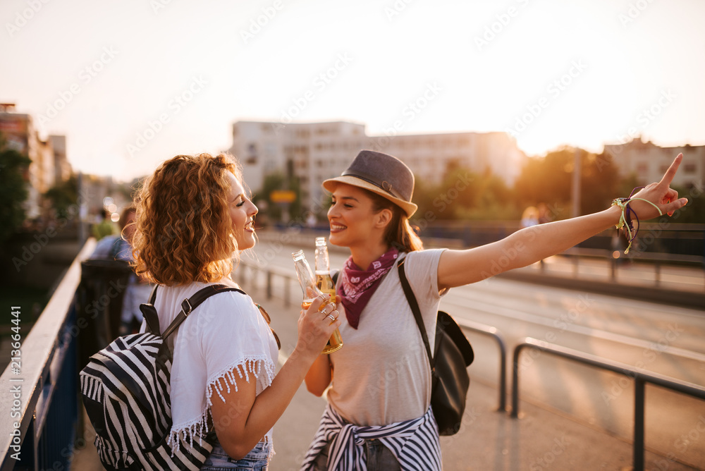 女孩们在夏季节日。在城市里玩得开心。在户外喝啤酒。