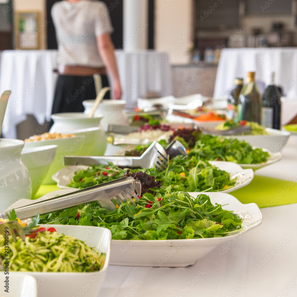 Großes Catering Buffet mit frischen vegetarischen Salaten und Gerichten für eine Party aufgestellt 