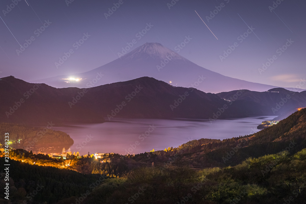 夜晚的富士山和阿势湖