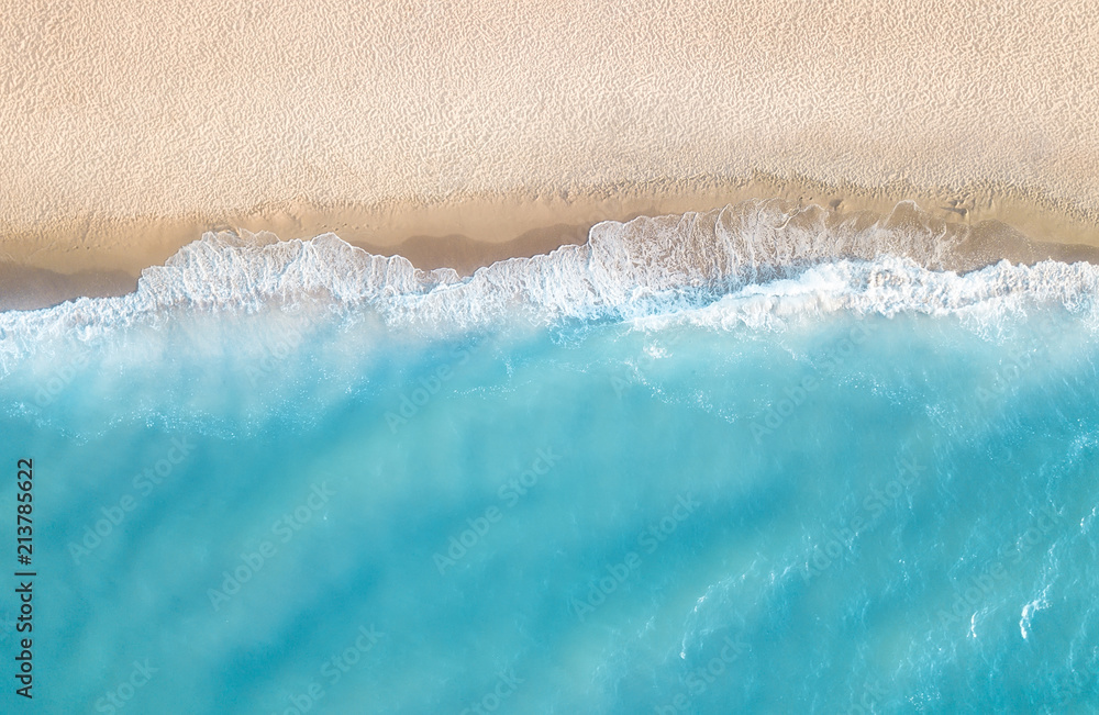 海滩鸟瞰图。夏季美丽的自然海景