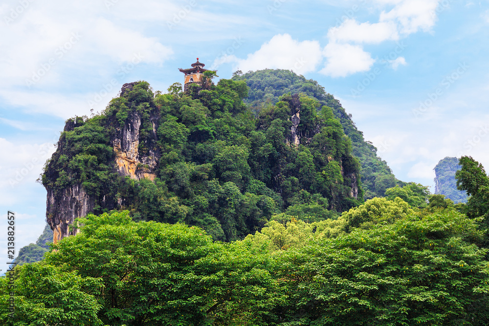 阳山西山观景台上的东方风格传统建筑