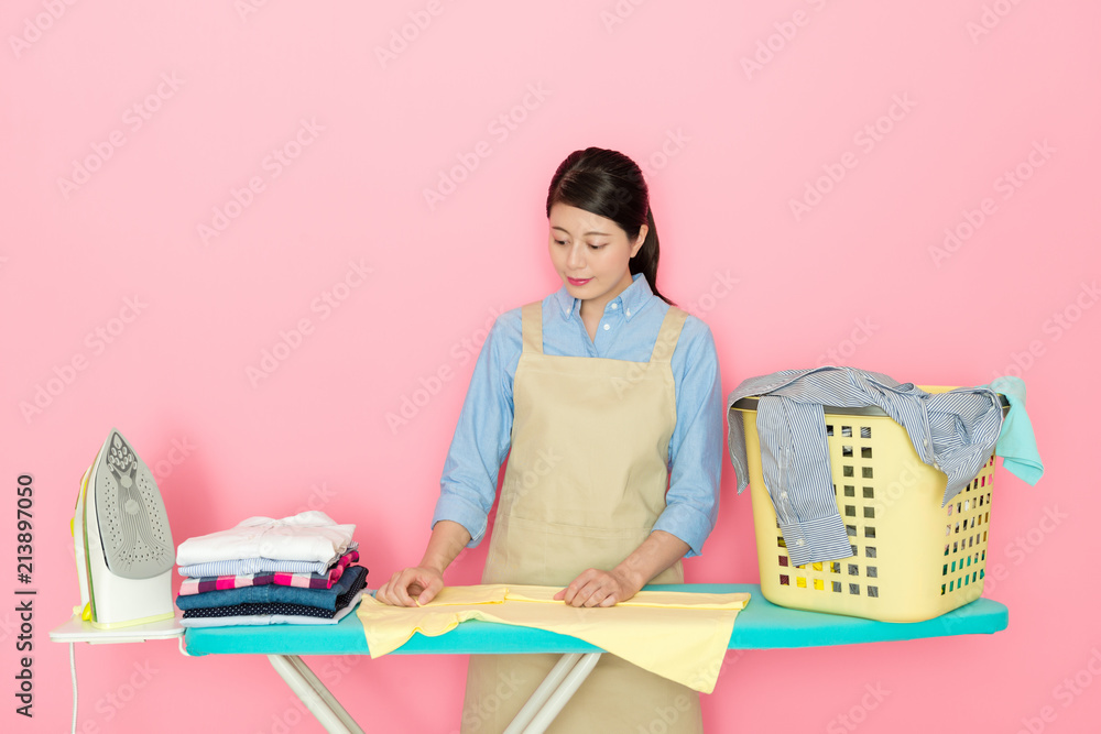 日本女人检查衣服