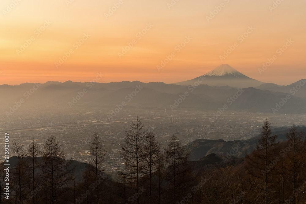 富士山和高富市，从阿玛里山的角度可以看到日出的天空。