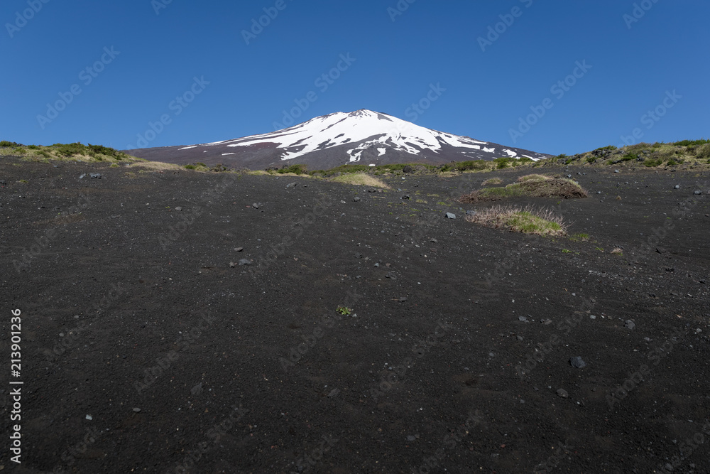 富士山之巅，雪与春天的富士山自然休闲林径