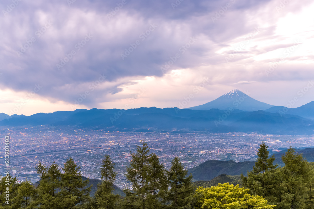 富士山和高富市，从阿玛里山的角度可以看到日出的天空。