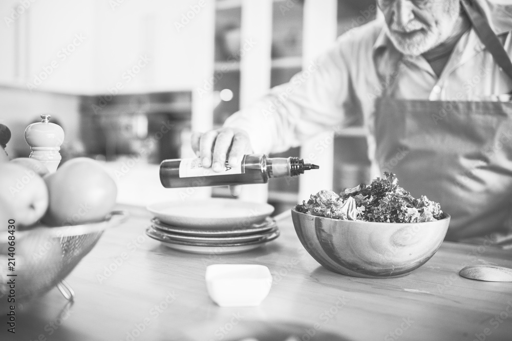 高级男子在厨房做饭