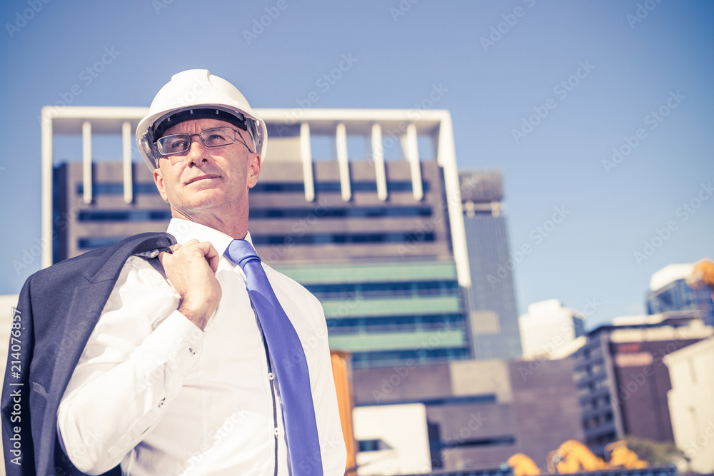 阳光明媚，身着西装的高级优雅建筑工人在施工现场