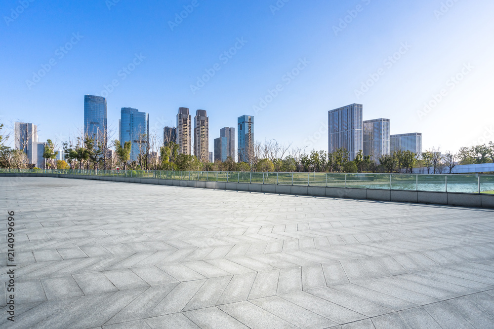 城市天际线全景，空荡荡的广场