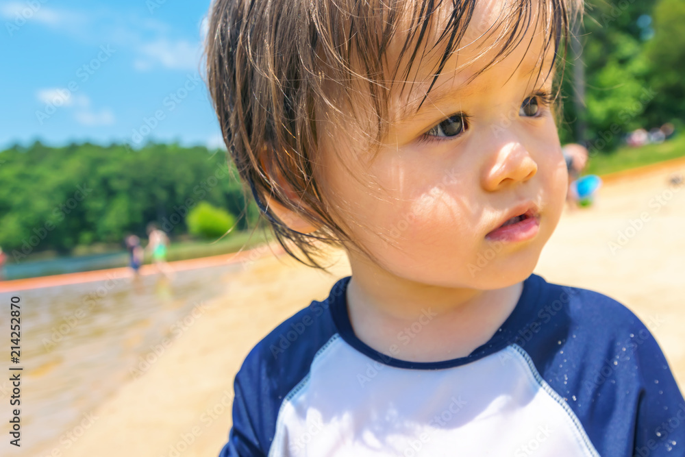 一个夏天在一个大湖里玩耍的幼童