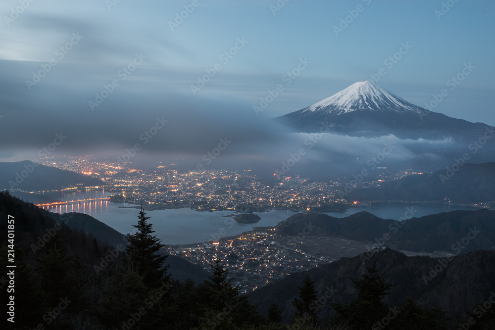 从新都道视角看清晨的富士山，云雾缭绕，川口湖。