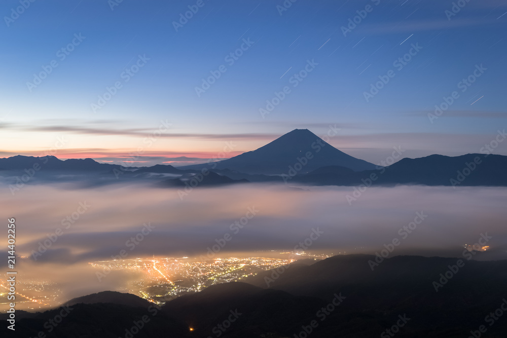 夏季云海中的富士山，从草田山看