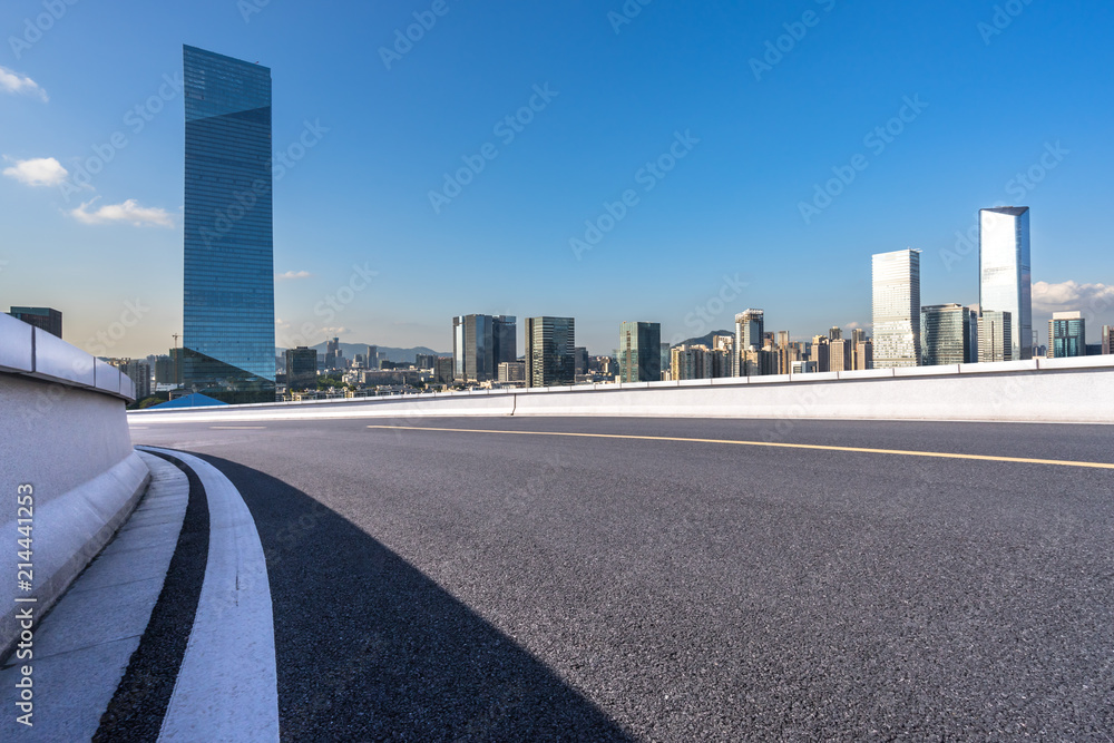 城市天际线的空柏油路