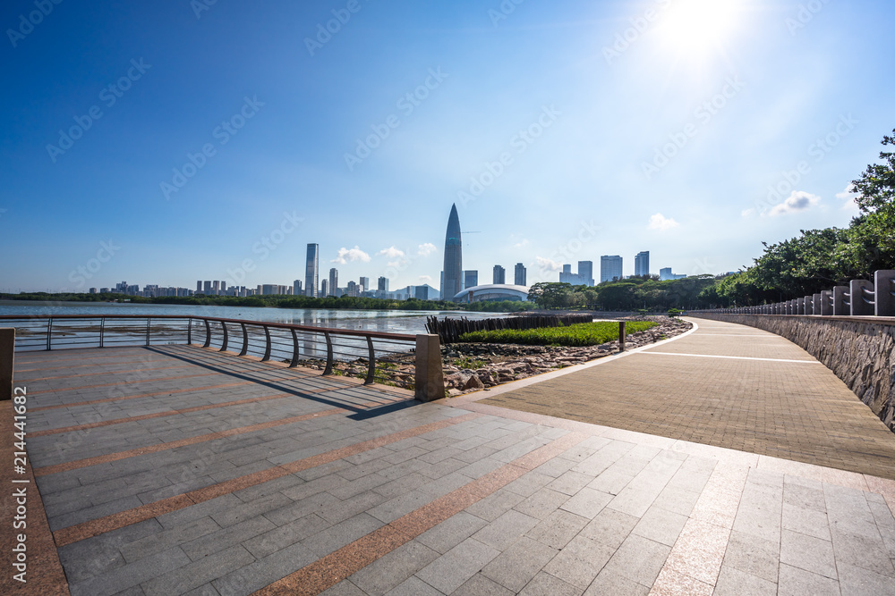 城市天际线的空旷道路