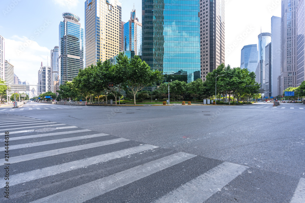 城市天际线的空柏油路