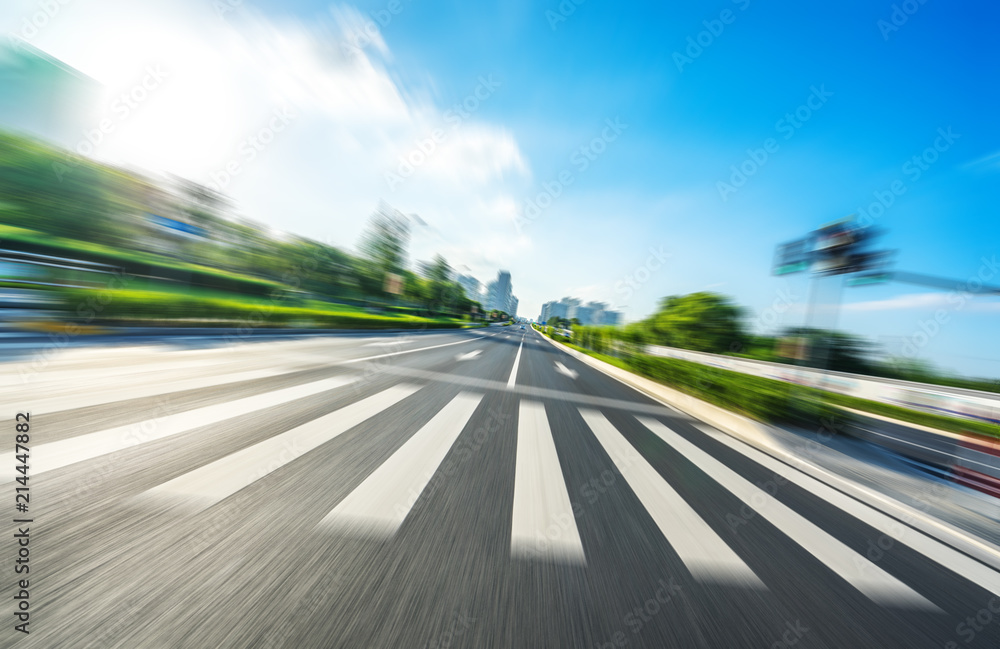 城市天际线的空柏油路