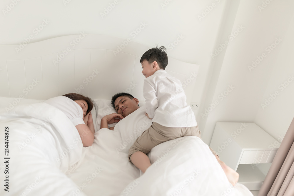 boy going to annoy wake up her parents in bed.