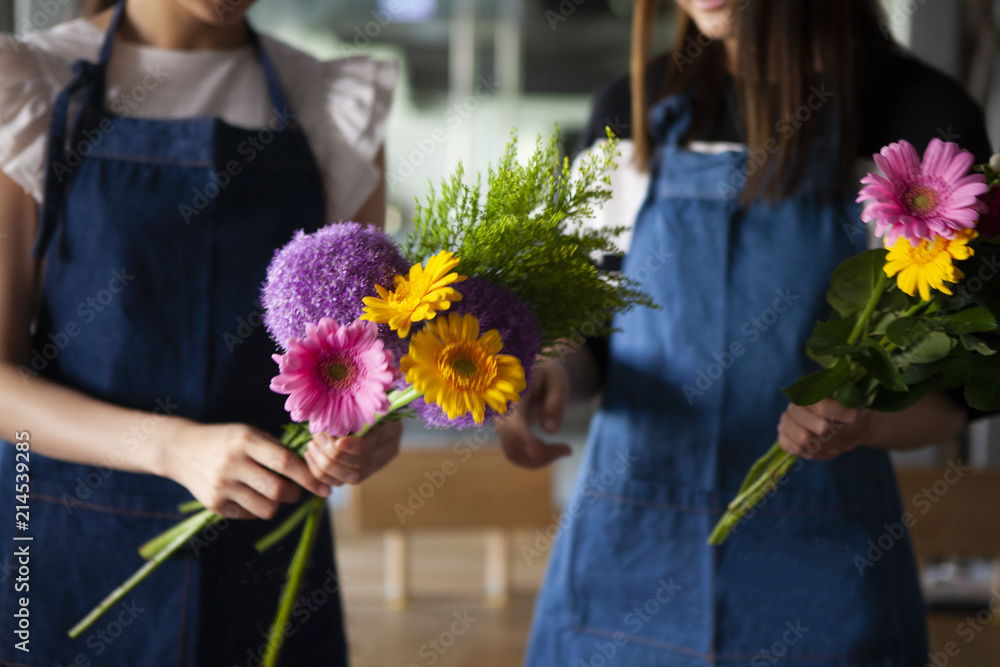 フラワーアレンジメント教室で女性二人が花束を作っている風景