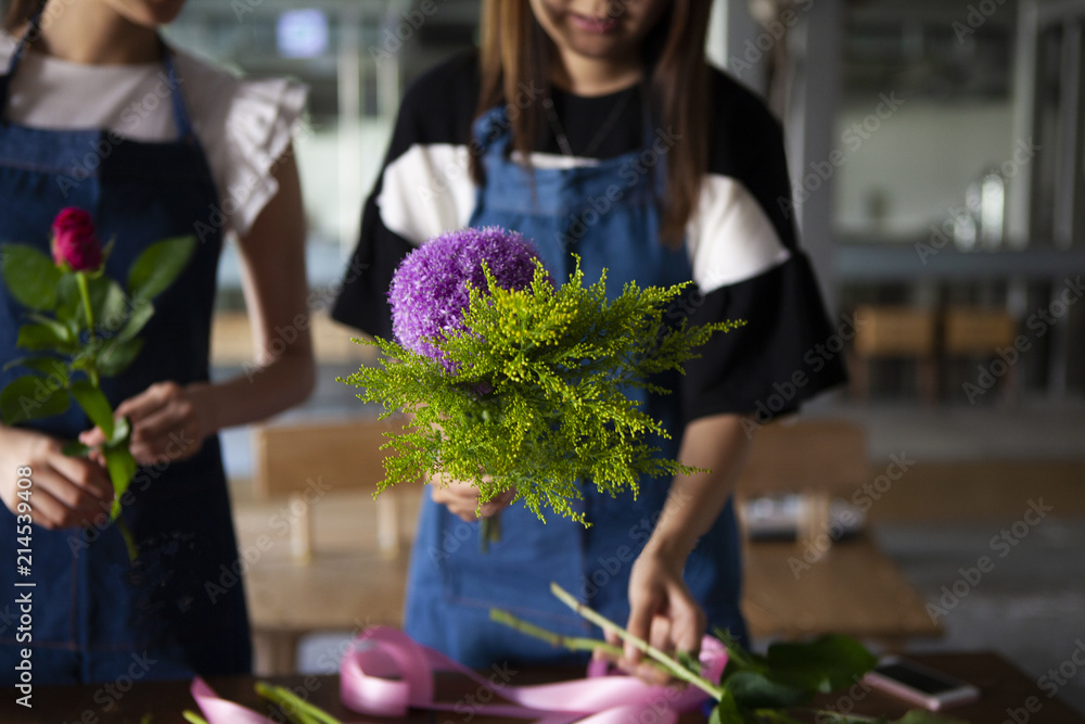 フラワーアレンジメント教室で女性二人が花束を作っている風景