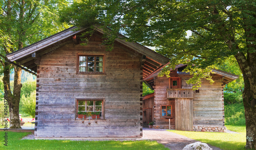 Schöne alte Berghütte und Bergchalet Dorf in den Bergen auf einer Holm 