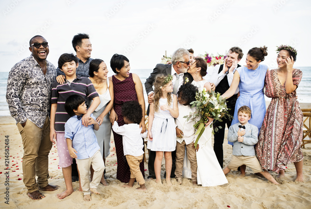 在婚礼上祝朋友和家人幸福