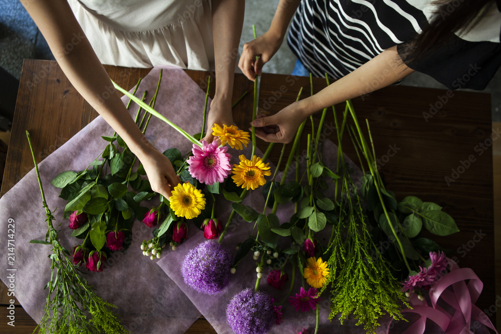 大きな花束を作るための花を選ぶ女性二人