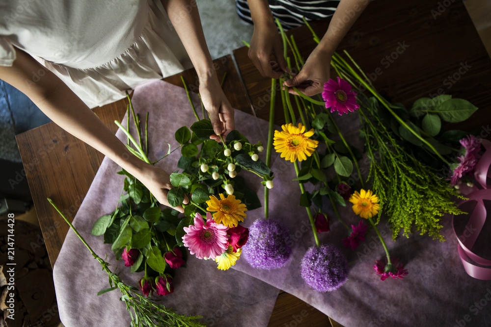 女性は二人で花を選び花束を作ろうとしている