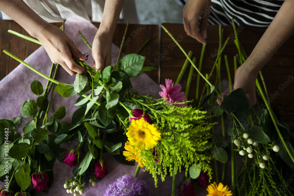 二人で花束を作るための花を吟味している風景