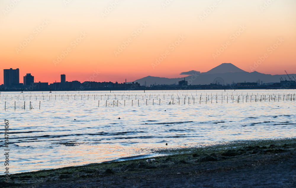 东京日落、船桥地区的东京湾和冬季的富士山的美景