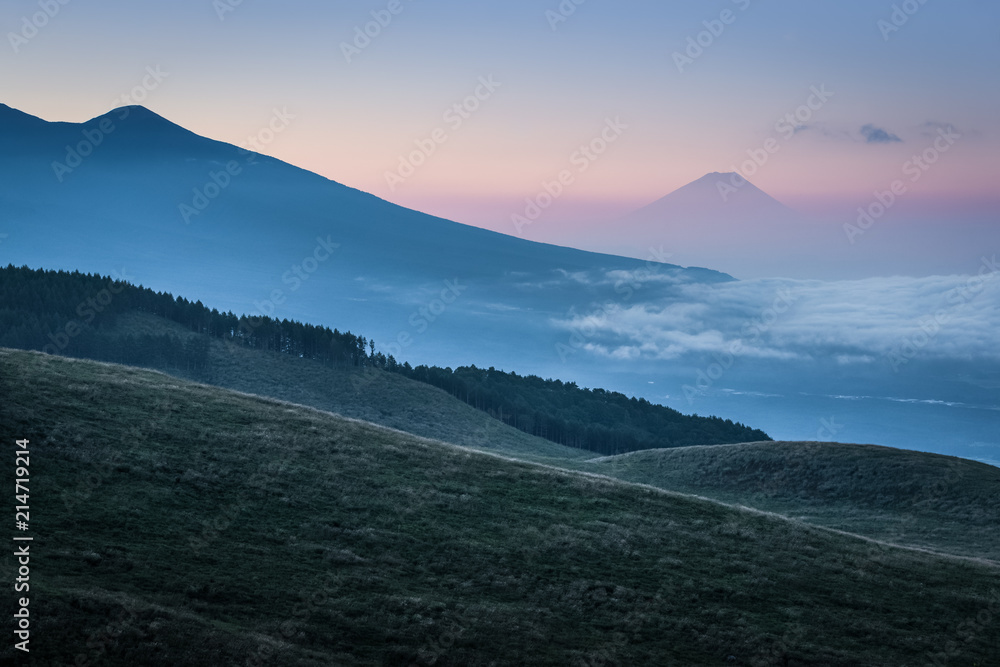 富士山夏季日出时有云