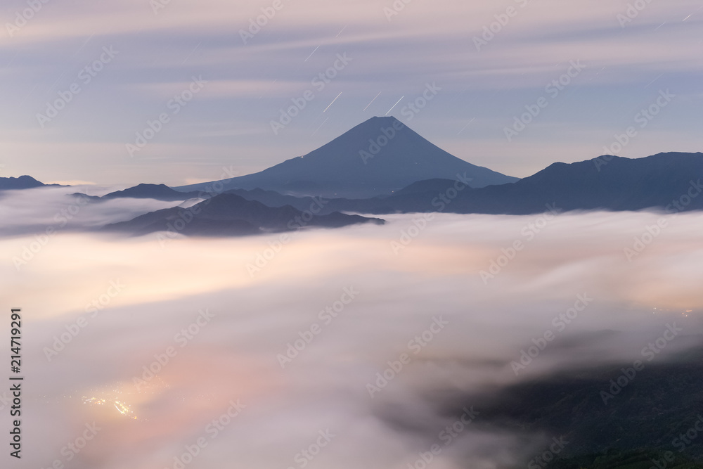 富士山，夏季云海，从Kushigata山看