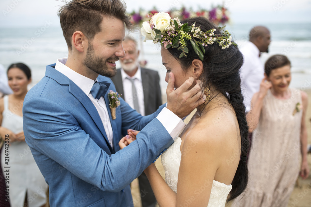 年轻的高加索夫妇结婚日