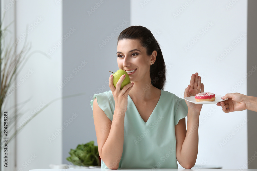 女性拒绝在室内吃不健康的食物。饮食理念