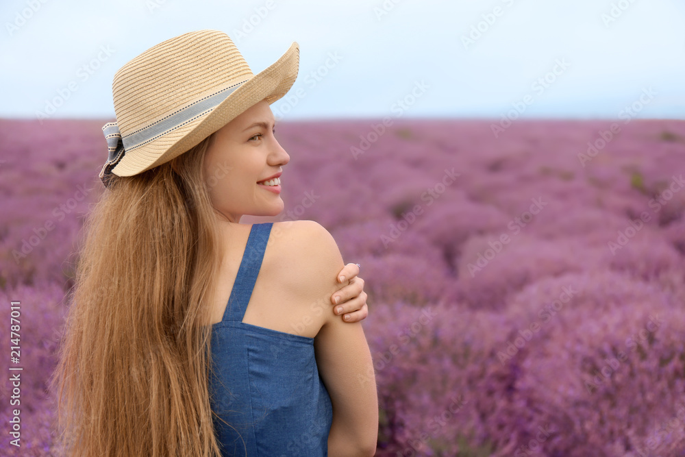 夏日薰衣草田里美丽的年轻女人