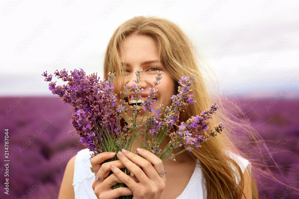 夏日里带着一束薰衣草的美丽年轻女子