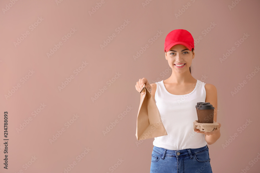 年轻女子，拿着纸袋和彩色背景的咖啡杯。送餐服务