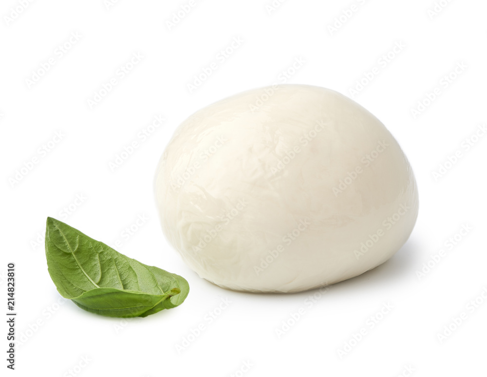 Mozzarella Buffalo在白色背景下被隔离