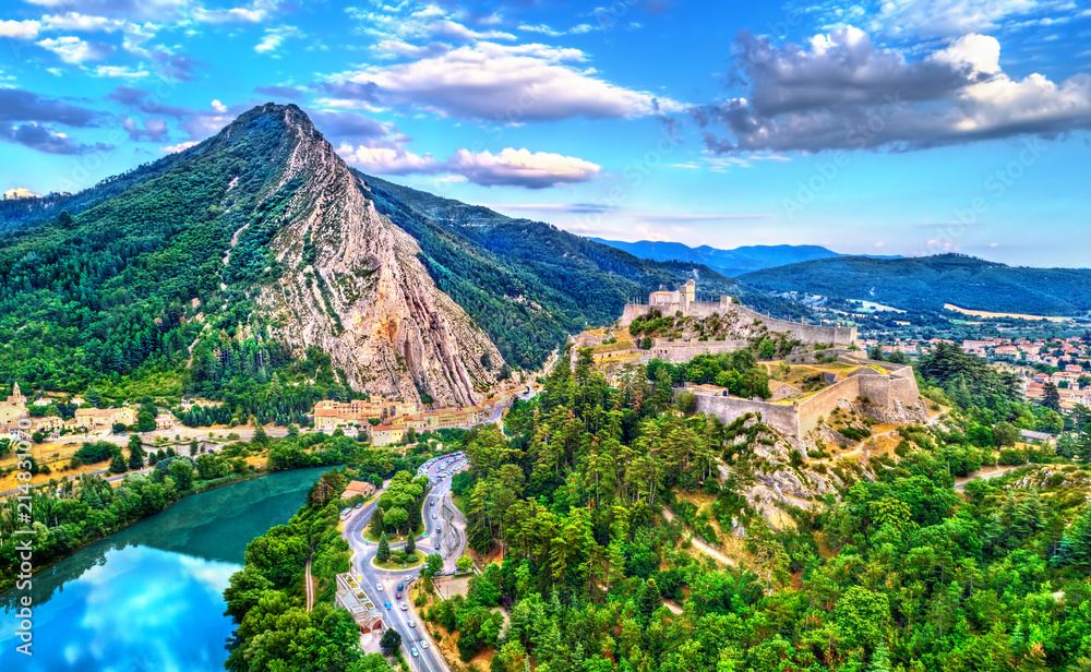 法国普罗旺斯Sisteron及其城堡和波姆岩石鸟瞰图