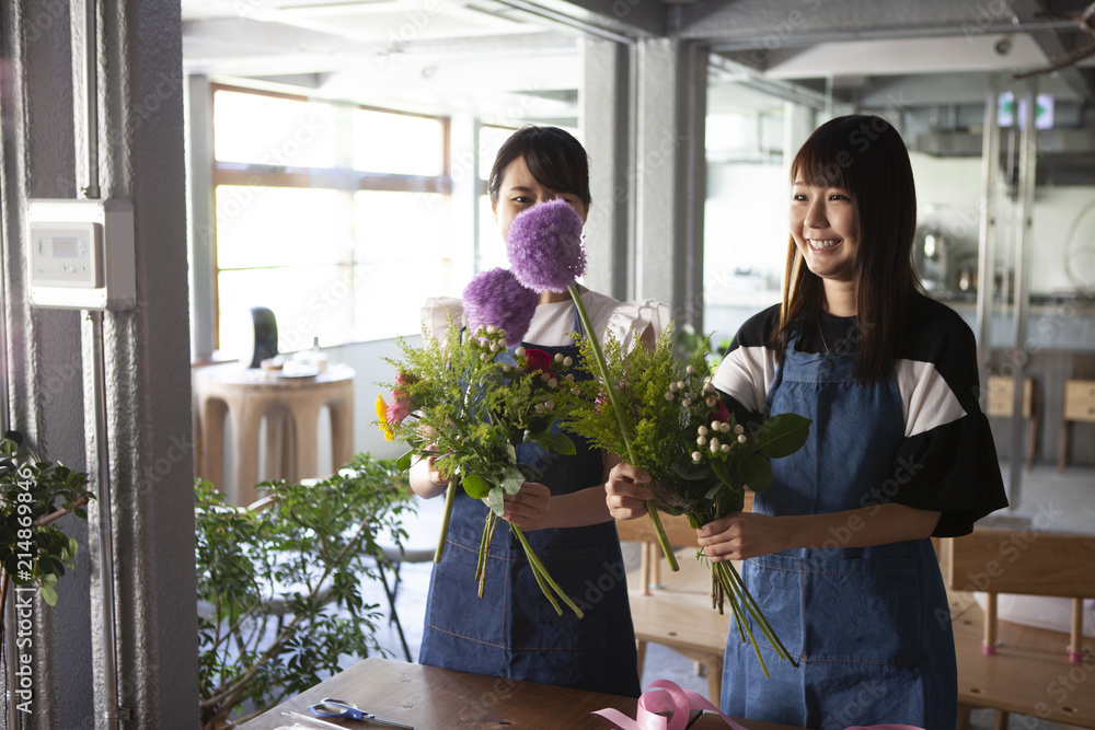 話し合いながら花束を完成させていく女性二人