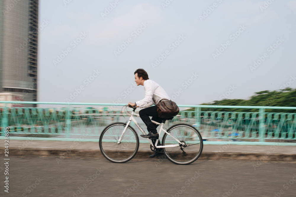 一位活跃的商人在上班路上骑自行车的个人资料图片