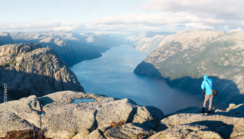 摄影师在Preikesporne（讲坛岩石）附近拍摄Lysefjorden峡湾——著名的旅游景点