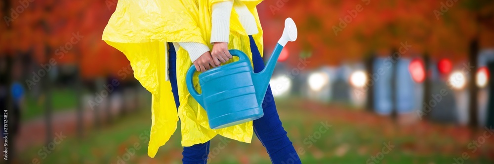 穿着黄色雨衣拿着水壶的女子的合成图像