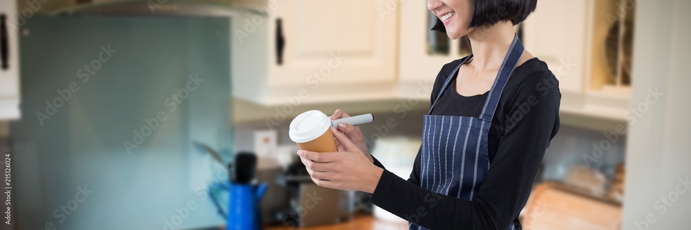 微笑的女服务员在一次性咖啡上写字的合成图像